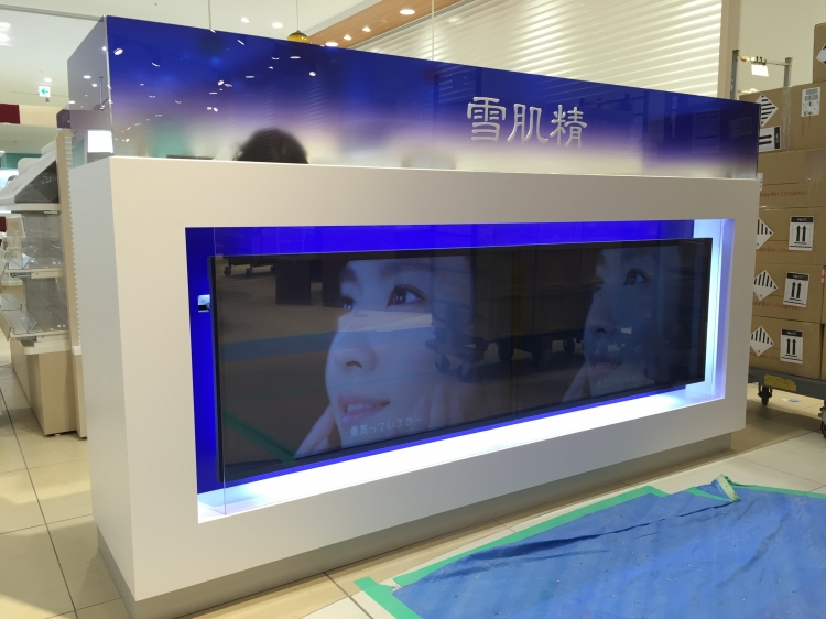 サイネージディスプレイ 化粧品 アパレルなどの店舗 什器のデザインや設計施工はモアコーポレーション 東京